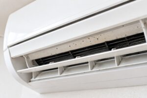 エアコンの黒い点はカビ？カビ臭いときの対処とクリーニング目安